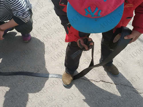 北京市通州区潞城镇太协路嘉格沥青贴缝带处理路面裂缝